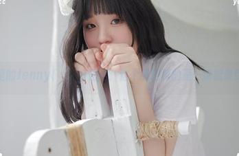 照片里的Jenny(정제니)短裙：这个姿势真的是…谁能做到啊？