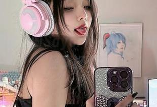 娜维娅图集中的SayoMomo：精选瞬间，搞怪又好看！