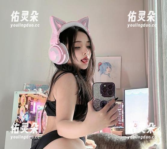 娜维娅图集中的SayoMomo：精选瞬间，搞怪又好看！