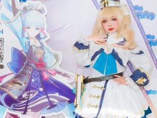 图包大公开！SayoMomo如何把沙发变成圣诞树下的时尚舞台？