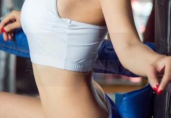 UGirls尤果网 – 黑色图包解锁：游子熙的写真，黑得刚刚好！