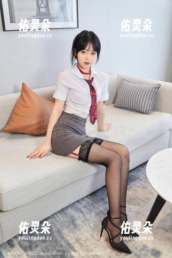 Xiuren秀人网 - 敢于展现自我的岁小岁，私拍制服原图让人忍不住多看几眼。