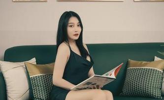 丽柜 – 泳池边的潼潼，图片里藏着无限福利，真是让人忍不住多看几眼。