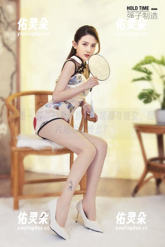 丽柜 - 苏黎的私人画册：娇颜与情空，图片描绘了什么？