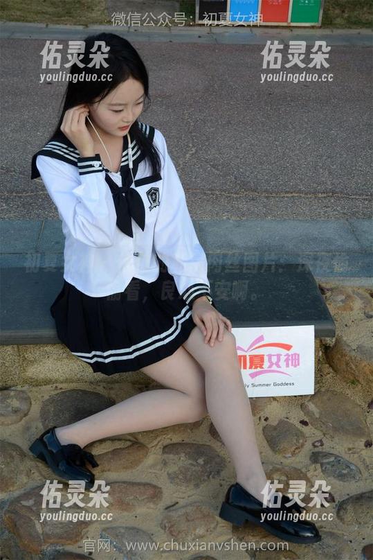 初夏女神 - 依依的私房肉丝图片：深夜偷偷看，良心不安啊。