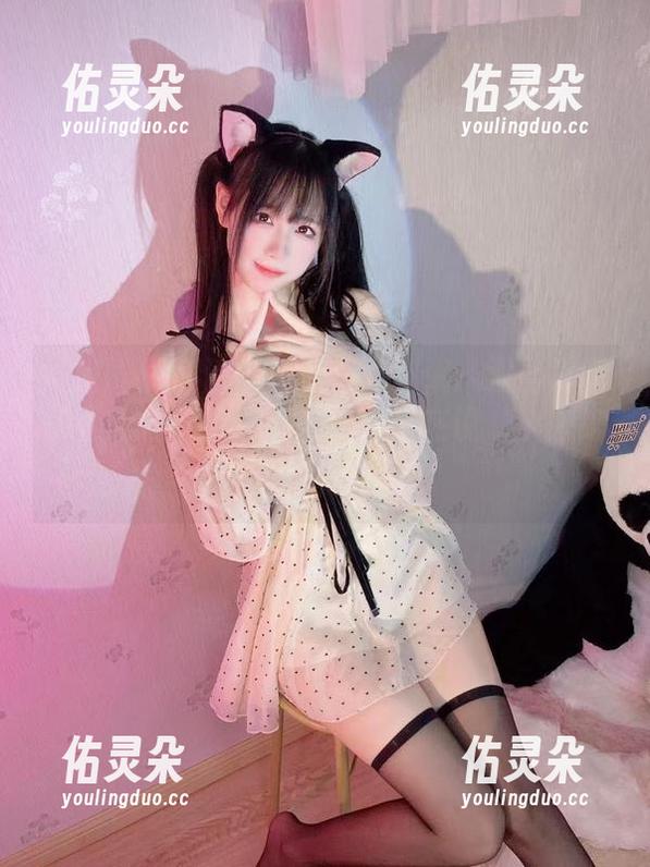 十万口草莓粥粥 微密圈 - 高清十万口草莓粥粥:双马尾图册里的轻松与俏皮,仿佛又在说‘快来陪我玩’!