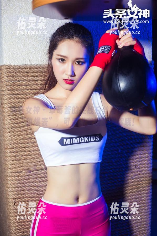 头条女神-草莓酱 头条女神 - 草莓酱的在线白丝写真:日常“甜爆表”,可别说我没提醒你哦!