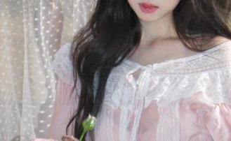 樱花限定，怡子yiii在这张图片里简直像是小精灵！