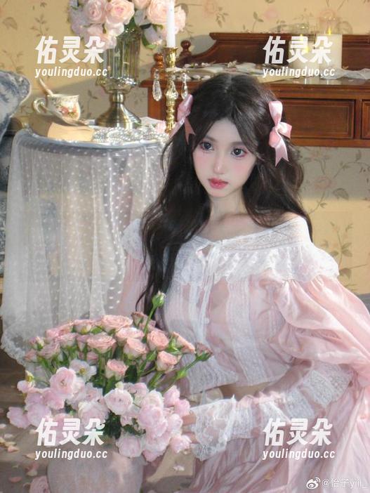樱花限定，怡子yiii在这张图片里简直像是小精灵！