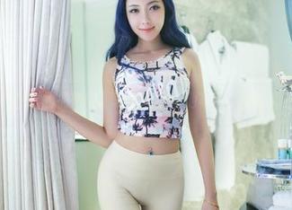 推女郎 – 在水的拥抱中：李七喜的泳池写真，随意而不失优雅