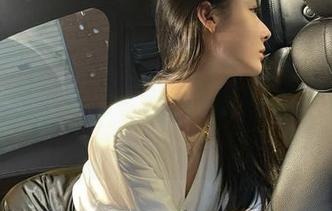 微密圈 – 不用说了，是小逗逗的美脚图集更新，让我心里默默叹气：好想和她的脚走一段路。
