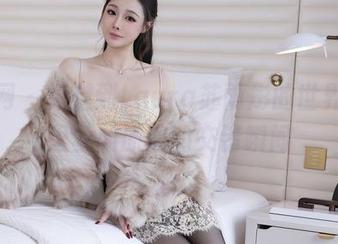 秀人网 – 穿越到Laura苏雨彤的世界，裤里丝和原图的交错瞬间
