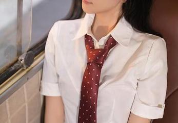 秀人网 – 海边的交错光影：李丽莎的定制图集，竟然让我忍不住想起了夏天！