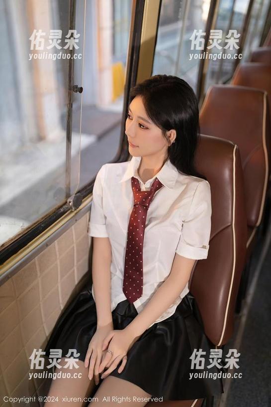 秀人网-李丽莎 秀人网 - 海边的交错光影:李丽莎的定制图集,竟然让我忍不住想起了夏天!