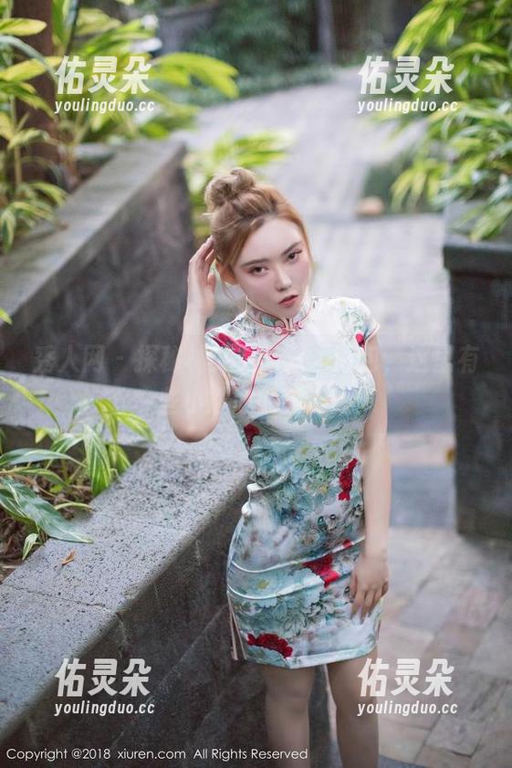 秀人网 - 探秘林文文的双人图包，这里有些小尴尬的瞬间哦