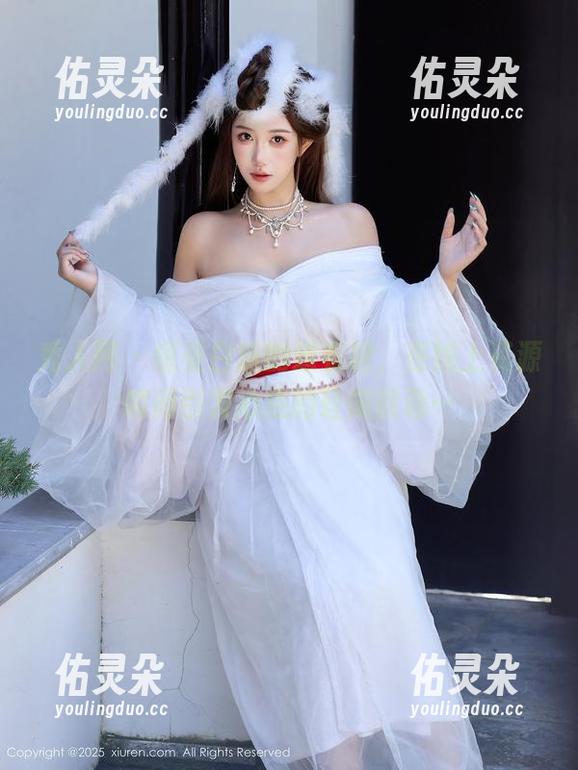秀人网 - 感受白沫的连衣裙，在线上资源瞬间引发心底的轻微颤动…