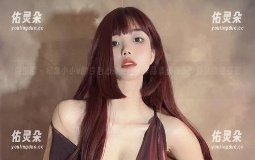 纪念小小v 微密圈 - 纪念小小v的白色心动更新,作品集里有多少隐秘的感受在等你?