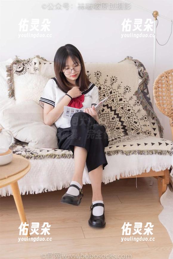 袜啵啵 - 小淳图包大揭秘：黑皮鞋的魅力让我头脑风暴，完全停不下来！