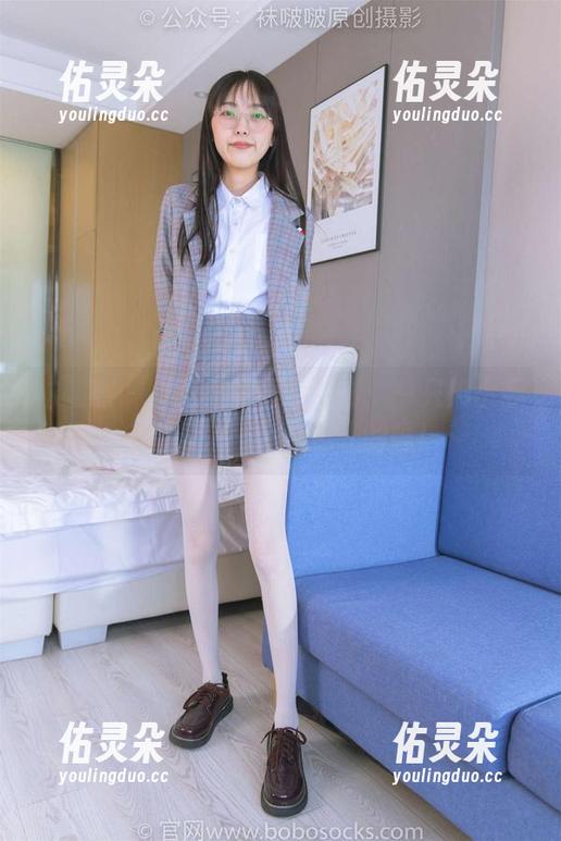 袜啵啵 - 小甜豆的随性时刻：一只脚小腿白丝，来一套无圣光的吧！