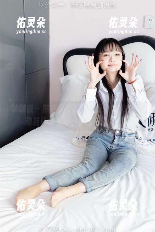 袜啵啵 - 熊熊又来了！最新照片，NB运动鞋让她的每一步都充满力量！