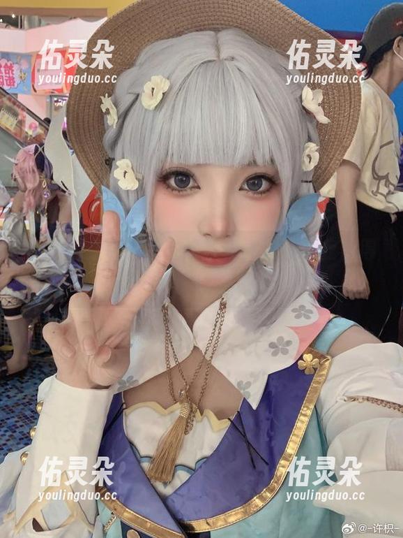 许枳的红色旗袍在线写真，别说，我看得有点痴。