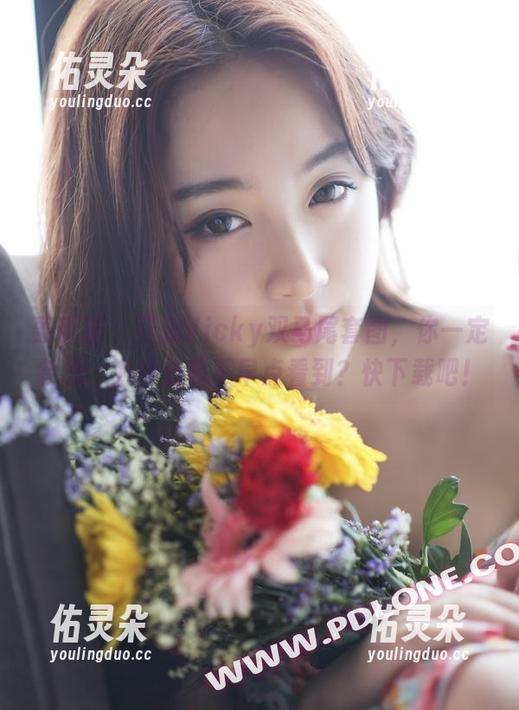 轰趴猫 - 可乐Vicky双马尾套图，你一定会想：为什么我不早点看到？快下载吧！