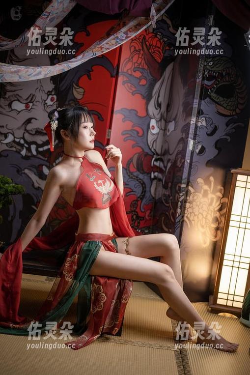 来看看香草喵露露的黑丝自拍图集，私房版朦胧美，呼吸一下就上瘾！