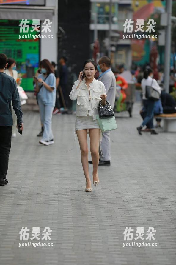 魔镜街拍 - 粉裙之下的销售主管：婷婷日常工作的神秘篇章！原图资源来吸引你的眼球！