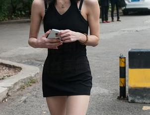 魔镜街拍 – 谁能拒绝婷婷这件白色吊带连衣裙？黑丝美腿只能叹服！